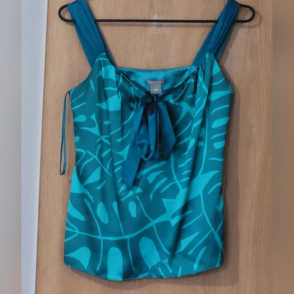ANN TAYLOR 100% silk green  strapped blouse Size 2 (XS)